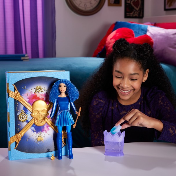 The Sorcerer’s Cookbook with Chloe Charming Doll – Descendants: The Rise of Red