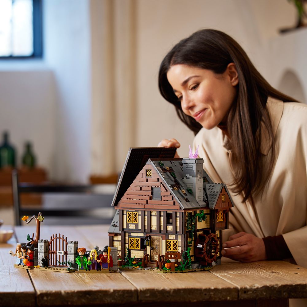 LEGO Ideas Disney Hocus Pocus: The Sanderson Sisters' Cottage &ndash;&nbsp;21341