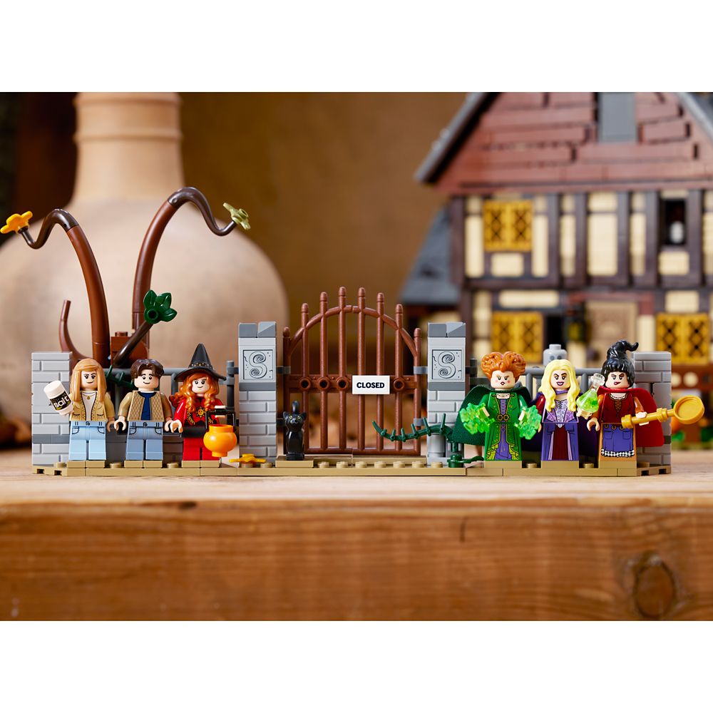 LEGO Ideas Disney Hocus Pocus: The Sanderson Sisters' Cottage &ndash;&nbsp;21341
