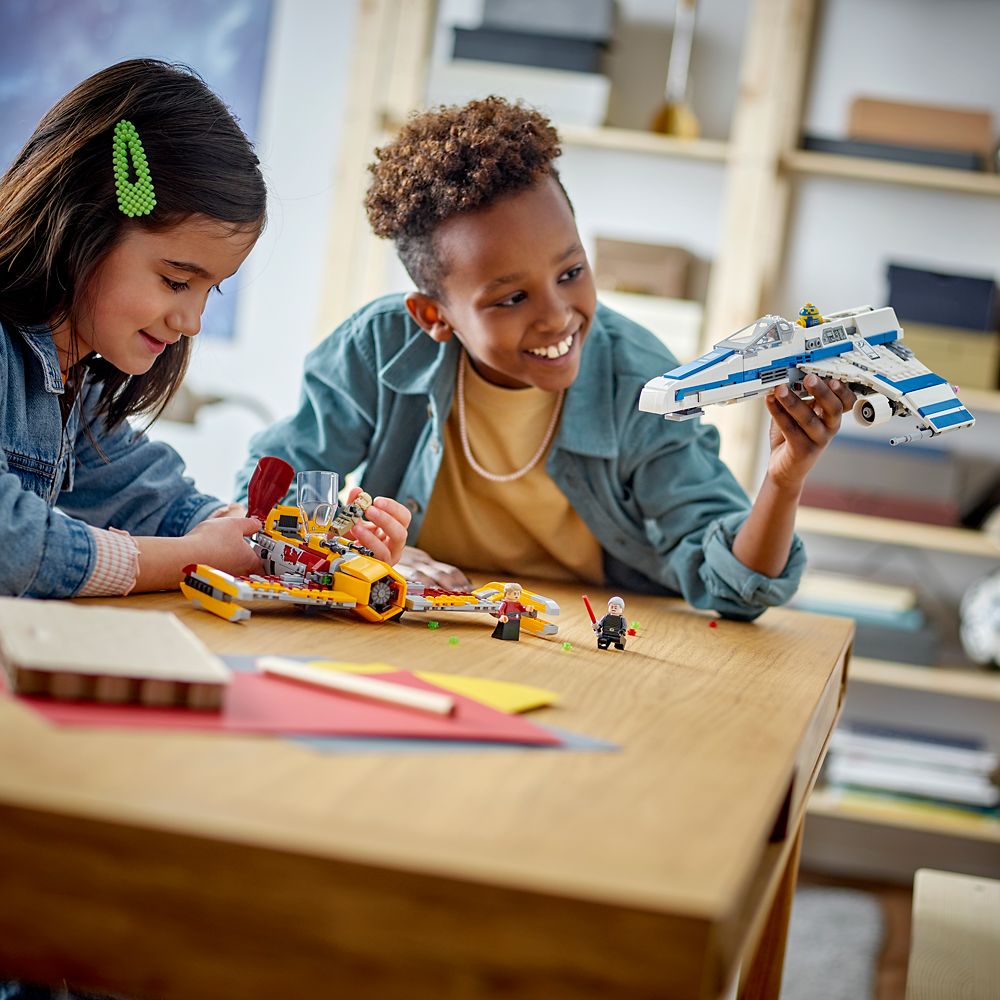 LEGO New Republic E-Wing vs. Shin Hati's Starfighter &ndash; 75364 &ndash; Star Wars