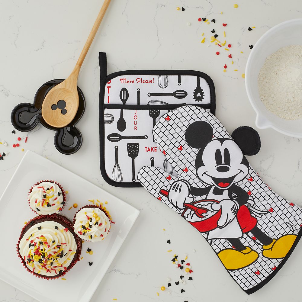 Mickey Mouse Pot Holder and Oven Mitt Set &ndash; Disney Eats