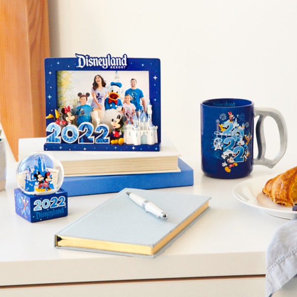 Mickey Mouse and Friends Mini Snowglobe – Disneyland 2022