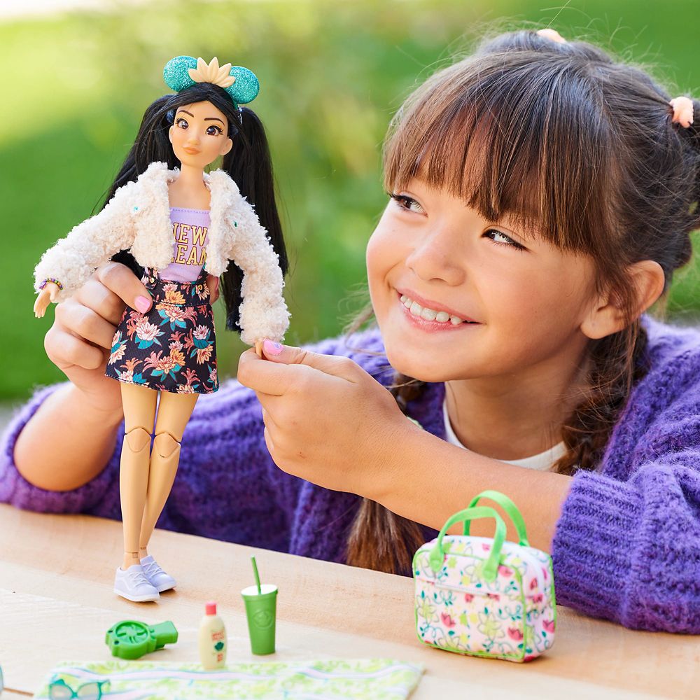 Background image of Disney ily 4EVER Dolls